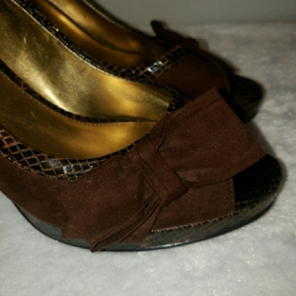 Marc Fisher womans size 8 brown suede peep toe heels with side bow detail - Picture 4 of 7